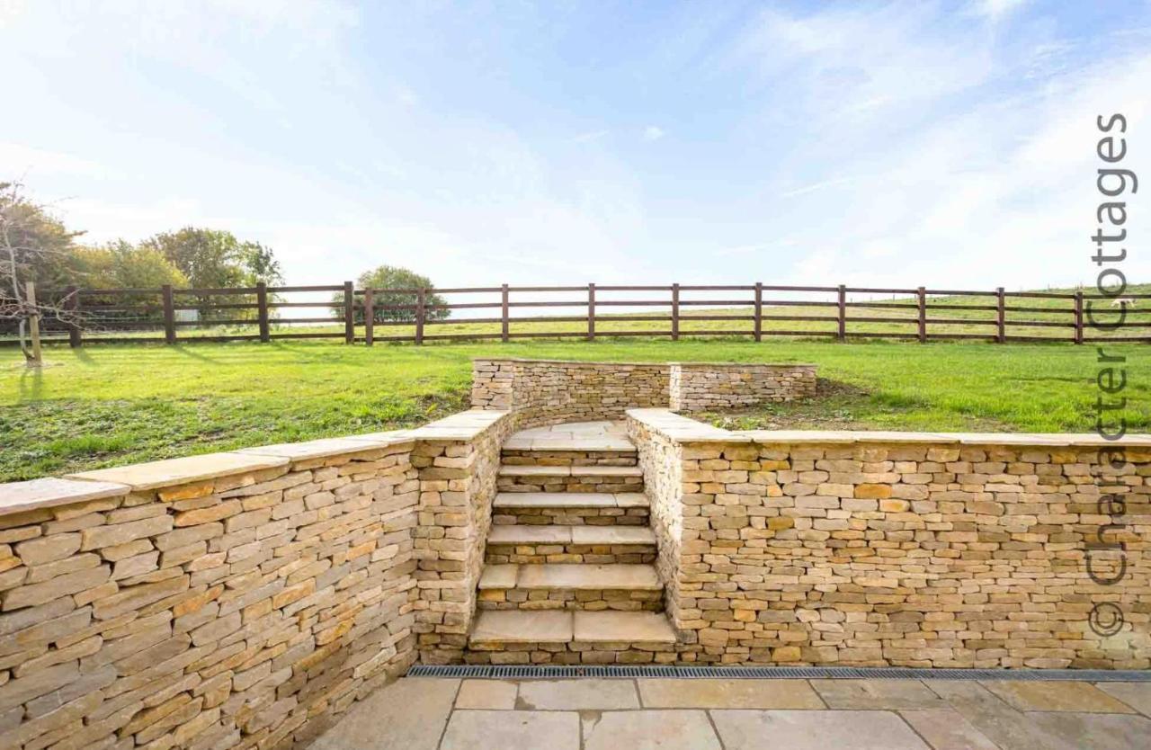 Flynn'S Barn Villa Aylworth Exterior photo
