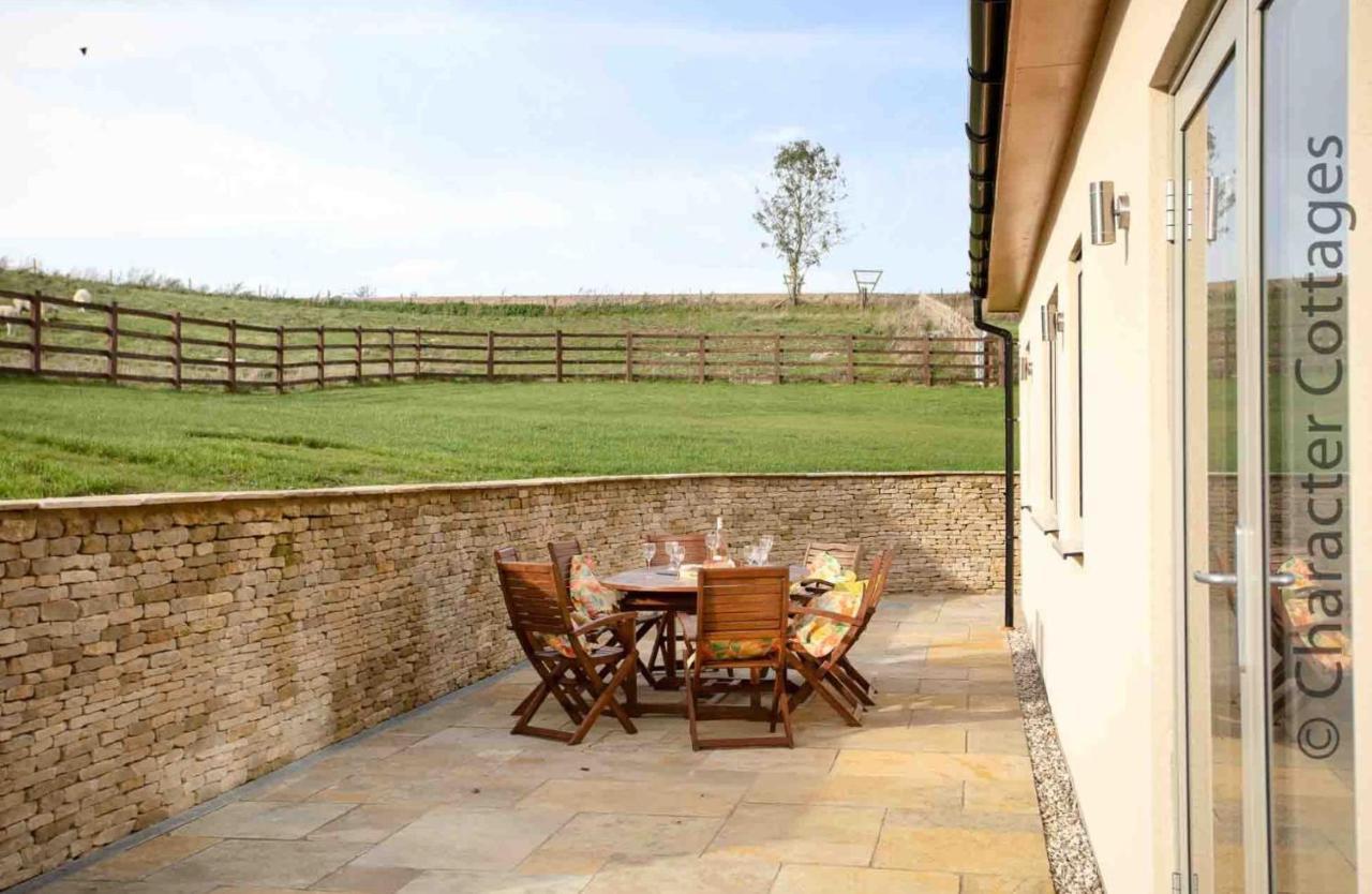 Flynn'S Barn Villa Aylworth Exterior photo